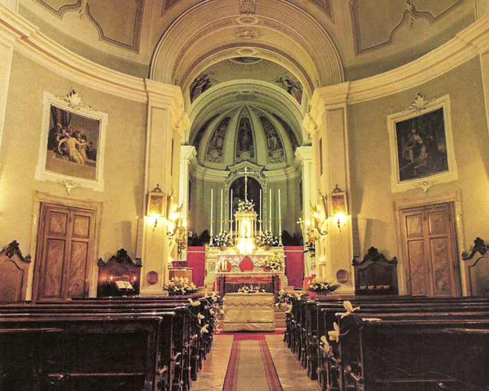 Sull'Abside della Chiesa troneggia la Pala dell’Altare Maggiore – “Madonna degli Angeli e Santi Patroni Filippo e Giacomo” di Antonio Cavaggioni, del 1760